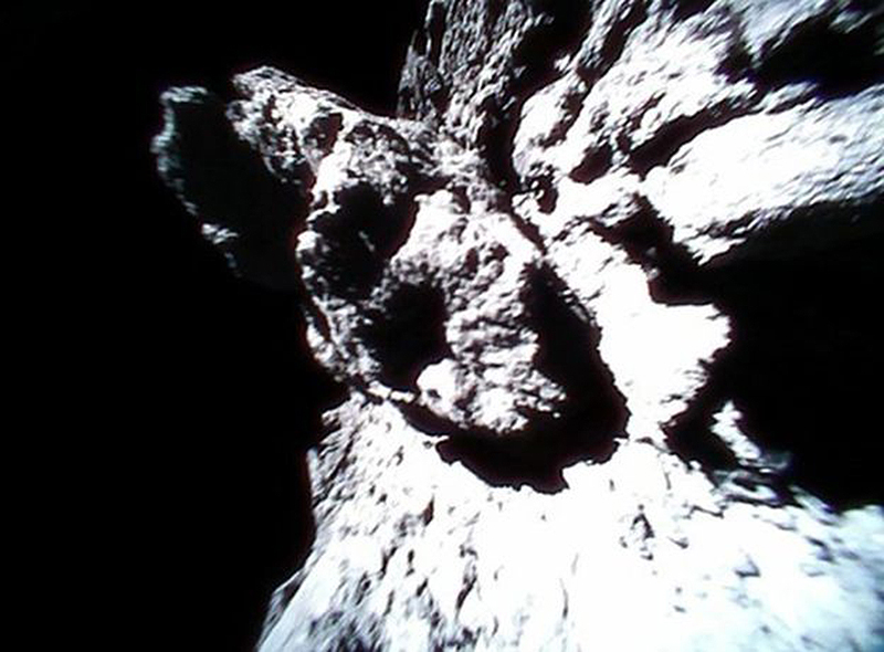 Illustration for article titled Los rover de Hayabusa 2 envían nuevas imágenes y el primer vídeo desde la superficie del asteroide Ryugu